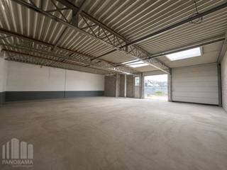 Nieuwbouw KMO-park bestaande uit 7 KMO-units te koop met oppervlaktes tussen 170 m² en 272 m². De strategische ligging vlakbij de N46 zorgt voor een snelle aansluiting richting de E40, wat zorgt voor een vlotte verbinding richting Gent, Brussel en omliggende gemeenten zoals Zottegem en Aalst.<br /><br />De unit van 272 m² maakt deel uit van het Bedrijvenpark Dereadt en is opgebouwd uit een staalconstructie, in combinatie met een betonplint en geïsoleerde sandwichpanelen. De loods heeft een brandklasse C en beschikt over lichtstraten met rookluik, polybetonvloer en een sectionale poort met afzonderlijke toegangsdeur. Dankzij de casco oplevering behoudt u de vrijheid om de afwerking volledig af te stemmen op uw eigen wensen en noden. Tevens 1 parkeerplaats voorzien.<br /><br />Verwachte oplevering september 2026. <br /><br />Heeft u interesse of wenst u graag meer details over dit aanbod? Neem contact op met Gill voor meer info, plannen en lastenboek via het nummer 09 219 90 30.