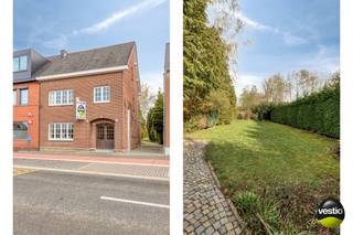 KARAKTERVOLLE WONING MET RUIME TUIN EN TAL VAN MOGELIJKHEDEN IN HET CENTRUM VAN NIEUWERKERKEN.<br /><br />Bent u op zoek naar een woning met ruimte en potentieel? Deze halfopen bebouwing, gelegen in het hart van Nieuwerkerken, biedt een unieke kans voor wie op zoek is naar een renovatieproject met een sterke basis.<br /><br />De woning bevindt zich op een centrale ligging, op wandelafstand van winkels, school en andere voorzieningen.<br /><br />Bij het betreden van de woning komt u terecht in een inkomhal die toegang geeft tot de ruime en lichtrijke leefruimte. De woning biedt tal van mogelijkheden om de indeling en afwerking volledig naar eigen smaak te moderniseren.<br /><br />Aansluitend bevindt zich de keuken met zicht op de tuin, ideaal om om te vormen tot een hedendaagse leefkeuken.<br /><br />Op de verdieping beschikt de woning over meerdere volwaardige slaapkamers en een badkamer.<br /><br /><strong>Extra troef: ruime zolder met uitbreidingsmogelijkheden</strong><br />De woning beschikt over een volwaardige zolderverdieping die zich uitstrekt over de volledige bovenverdieping. Dankzij de stevige betonwelfsels biedt deze ruimte een uitstekende basis voor verdere inrichting.<br /><br />Met een geschatte totale oppervlakte van ca. 56 m², waarvan ongeveer 42 m² bruikbaar, kan deze zolder perfect worden omgevormd tot twee extra slaapkamers, een speelruimte of hobbyruimte.<br /><br />Bovendien werd in de directe omgeving reeds een dakuitbreiding gerealiseerd (zie aanpalend pand), wat bijkomende mogelijkheden biedt om – mits het verkrijgen van de nodige vergunningen – de zolder verder uit te bouwen tot een volwaardige extra verdieping. Dit vormt een belangrijke meerwaarde voor (jonge) gezinnen of wie op zoek is naar extra woonruimte op termijn.<br /><br />Aansluitend beschikt deze eigendom over een diep perceel van 8a 29ca (± 90 meter diep). Via de oprit bereikt u de achterliggende tuin, waar u in alle rust en privacy kan genieten. Achteraan bevinden zich bovendien bijgebouwen, ideaal voor opslag, hobbyruimte of atelier.<br /><br />Pluspunten van deze woning:<br />+ Volwaardige zolder met uitbreidingspotentieel (tot 2 extra kamers)<br />+ Mogelijkheid tot dakuitbreiding (zie aanpalend pand, mits vergunning)<br />+ Achterliggende garage<br />+ Grote en lichtrijke ruimtes<br />+ Alles op wandelafstand (winkels, school, voorzieningen)<br />+ Diep en recht perceel<br />+ Tal van renovatiemogelijkheden<br /><br />Voor meer info of een bezoek ter plaatse, contacteer ons op 0478 30 04 25 of mail naar michiel@vestio.com