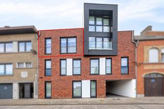 Op zoek naar een <strong>instapklaar appartement</strong> waar comfort, licht en een uitstekende ligging samenkomen? Dit prachtige duplex-appartement, <strong>gebouwd in 2015</strong>, bevindt zich op een bijzonder gunstige locatie <strong>nabij het station van Ninove</strong>. Winkels, scholen, openbaar vervoer en het stadscentrum liggen binnen handbereik, terwijl u thuis geniet van een aangename en praktische indeling.<br /><br />Bij het binnenkomen ontdekt u een <strong>gezellige zithoek</strong> met ruimte voor een comfortabele tv-hoek. Aansluitend bevindt zich de <strong>kwalitatief afgewerkte keuken met eetplaats</strong>, uitgerust met alle nodige toestellen. Op zonnige dagen is het heerlijk vertoeven op het <strong>zuidgerichte terras</strong>. Op deze verdieping vindt u bovendien nog een afzonderlijk gastentoilet en een handige berging met aansluiting voor wasmachine en droogkast.<br /><br />Via de trap bereikt u de bovenverdieping waar er zich <strong>twee volwaardige slaapkamers</strong> bevinden. De badkamer is uitgerust met een douchecabine, lavabo en tweede toilet. Ook op praktisch vlak heeft dit appartement heel wat te bieden: een <strong>privatieve autostaanplaats</strong> en een <strong>eigen buitenberging</strong> zijn inbegrepen, zodat parkeren en extra opbergruimte geen zorgen vormen.<br /><br />Extra troeven:<br />- Elektriciteit Conform<br />- Energiezuinig (EPC A) + zonnepanelen<br />- Ventilatiesysteem<br />- Vloerverwarming <br />- …<br /><br />Kortom een verzorgd duplex op een centrale locatie, ideaal voor wie comfortabel wil wonen met alle voorzieningen vlakbij. Plan vandaag nog uw bezoek! Voor meer informatie en/of bezichtiging: 054 23 53 83 of info@localsvastgoed.be
