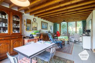 Op te knappen gemeubelde vakantiewoning gelegen in domein "Duinengolf" te Westende met een unieke centrale ligging omgeven door groen en vlak bij het strand & zeedijk;<br />Deze woning heeft nood aan een nieuwe interne renovatie waarbij het kan gerenoveerd worden naar uw eigen smaak. Met een bewoonbare oppervlakte van 84 m2 geniet de woning van 3 slaapkamers en een badkamer met inloopdouche; <br />Geen domicilie mogelijk.<br />Verkoop onder erfpacht. <br /><br /><u><strong>Indeling:</strong></u><br />Beneden: Inkom, apart toilet, leefruimte met keuken, opbergruimte;<br />Verdiep: Nachthal, 3 slaapkamers & badkamer;<br /><br /><strong><u>Troeven:</u></strong><br />- Commerciële verhuring mogelijk;<br />- Speelplein op domein;<br />- Op wandelafstand van zee, strand en duinen;<br /><br />Neem zeker contact op bij verdere vragen of om een vrijblijvend plaatsbezoek in te plannen!