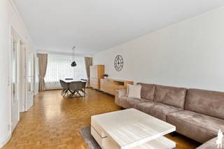 <strong>Ruime bel-etagewoning met 4 slaapkamers, garage en tuin.</strong><br /><br />Deze ruime bel-etagewoning van 179m² is praktisch ingedeeld over<strong> drie woonniveaus</strong> en beschikt over maar liefst<strong> vier slaapkamers</strong>, een <strong>garage </strong>en een <strong>tuin</strong>. Deze woonst is ideaal gelegen vlak bij invalswegen, scholen, openbaar vervoer en winkels.<br /><br /><strong>Indeling:</strong><br /><strong>Gelijkvloerse verdieping</strong><br />- Inkomhal<br />- Garage<br />- Slaapkamer 1<br /><br /><strong>Eerste verdiep</strong><br />- Leefruimte<br />- Keuken<br /><br /><strong>Tweede verdieping</strong><br />- Slaapkamer 2<br />- Slaapkamer 3<br />- Slaapkamer 4<br />- Badkamer met douche<br /><br /><strong>Bijzonderheden</strong><br />- Mobiscore van <strong>8,9/10</strong><br />- <strong>Elektrische </strong>installatie is <strong>conform</strong><br />- <strong>EPC B </strong>(160 kWh / (m² jaar))<br />- <strong>Asbestveilig </strong>met attestnummer 20260417-000140.000<br />- Dubbele beglazing met <strong>PVC </strong>schrijnwerk<strong><br /></strong>- Ruime tuin van <strong>ca. 96m²</strong> <br />- <strong>Garage </strong>met automatische sectionale poort<br />- <strong>Oprit</strong><br /><br /><em>Stedenbouwkundige info in aanvraag.</em>