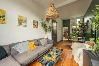 <p><span> </span></p><p><span>Vous recherchez une propriété avec du caractère, des éléments authentiques et beaucoup de potentiel ? Vous êtes au bon endroit. Cette charmante maison de ville combine de hauts plafonds, des planchers en bois d'origine, quatre chambres spacieuses et une agréable cour de ville avec un excellent emplacement à proximité de Zurenborg, de la Dageraadplaats et de la Moorkensplein. Une maison familiale idéale pour ceux qui recherchent de l'espace et de l'ambiance en ville.</span></p><p><span> </span></p><p><span>Authentique & spacieux</span></p><p><span>Le hall d'entrée, avec son sol en terrazzo d'origine et son escalier en bois authentique, vous permet d'entrer dans cette maison pleine de caractère. En face se trouve le salon confortable, où les hauts plafonds, le beau parquet et la lumière naturelle créent immédiatement une atmosphère chaleureuse. La salle à manger, également sur un sol authentique, est adjacente à la cuisine spacieuse située à l'arrière.</span></p><p><span>La cuisine offre de nombreuses possibilités et dispose de beaucoup d'espace de travail et de rangement. Le même sol en terrazzo se poursuit ici, créant un bel ensemble. A côté de la cuisine se trouve une buanderie très pratique. Par la porte arrière, on accède à l'agréable cour de ville, où l'on peut prendre un apéritif ou faire un barbecue les jours ensoleillés. La disposition du rez-de-chaussée suit un flux logique et agréable de l'espace de vie à l'espace extérieur.</span></p><p><span> </span></p><p><span>Quatre chambres et de nombreuses possibilités</span></p><p><span>Au premier étage se trouvent deux chambres de taille normale avec un beau parquet. La plus grande chambre, située à l'avant, bénéficie d'une grande luminosité grâce à de grandes fenêtres et a une surface agréable d'environ 14 m². Une deuxième chambre se trouve à l'arrière. Vous y trouverez également une salle de bains spacieuse avec lumière naturelle, une baignoire avec douche, un lavabo, des toilettes et une pièce supplémentaire utile qui peut être utilisée comme dressing.</span></p><p><span> </span></p><p><span>Le deuxième étage comprend deux autres chambres spacieuses. Grâce aux lucarnes et aux planchers en bois authentiques, ces chambres conservent leur caractère chaleureux. Elles sont idéales comme chambres d'enfants, bureau à domicile ou chambres d'amis.</span></p><p><span>Au sous-sol, la maison dispose également d'une grande cave avec plusieurs compartiments, ce qui permet d'avoir beaucoup d'espace de rangement supplémentaire.</span></p><p><span> </span></p><p><span>Borgerhout, un quartier animé où tout est à portée de main</span></p><p><span>Cette propriété se trouve dans un endroit particulièrement recherché de Borgerhout. Vous vivez à quelques pas de Moorkensplein, près de Zurenborg et de l'agréable Dageraadplaats avec ses cafés et ses restaurants. Le Stadspark n'est pas loin non plus pour une promenade ou une excursion sportive. Des supermarchés tels que Delhaize et Aldi sont accessibles à pied, tout comme les écoles, les magasins locaux et les transports publics.</span></p><p><span>De plus, le Ring et les principales voies d'accès étant à proximité, vous êtes rapidement sur la bonne voie, que ce soit en voiture, à vélo ou en transports en commun. Ici, vous bénéficiez du meilleur des deux mondes : un environnement urbain animé et toutes les commodités quotidiennes à portée de main.</span></p><p><span> </span></p><p><span>Avantages</span></p><p><span>4 chambres complètes ; parquets authentiques ; escalier en bois d'origine ; hauts plafonds ; cour agréable ; cuisine spacieuse ; buanderie séparée ; grande cave ; double vitrage partout ; toiture principale isolée ; maison pleine de caractère ; emplacement de choix à Borgerhout ; à proximité de Zurenborg et de Dageraadplaats ; </span></p><p><span> </span></p>