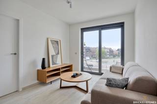 <p>Dit volledig bemeubeld, energiezuinig nieuwbouw appartement met twee ruime slaapkamers.<br /><br />Aangename en lichtrijke leefruimte dankzij de grote raampartijen. Aansluitend vinden we een volledig geïnstalleerde keuken voorzien van kwalitatieve inbouwtoestellen en praktische kastruimte. Aansluitend bevindt zich een ruim en zonnig terras, ideaal om in alle rust te genieten. Ingerichte badkamer voorzien van inloopdouche en wastafel. Privatief gasten toilet aanwezig.<br /><br />Zeer centraal gelegen, vlakbij alle invalswegen.<br /><br />De architectuur ademt kwaliteit en duurzaamheid uit. Elk appartement beschikt over een doordachte indeling, zonovergoten terrassen en hedendaagse afwerking. Warmtepompen en zonnepanelen zorgen voor een energiezuinige en toekomstgerichte woonervaring.<br /><br />Troeven:<br />- Volledig gemeubeld – voorzien van huisraad<br />- Open keuken met moderne toestellen<br />- Lage algemene kosten<br />- Gelegen vlakbij het water<br />- Vlotte verbinding met openbaar vervoer, winkels en horeca</p>