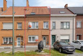 <br />Op zoek naar een woning die u volledig naar eigen smaak kunt inrichten? Dan is deze solide rijwoning in de gegeerde wijk Bevegem zeker een bezoek waard. Dankzij haar stevige structuur, praktische indeling en gunstige ligging vormt dit pand de ideale basis voor wie een renovatieproject zoekt zonder renovatieplicht.<br /><br />De woning beschikt op het gelijkvloers over een inkomhal, ruime leef- en eetruimte, keuken en diverse bergruimtes. Op de eerste verdieping bevinden zich drie volwaardige slaapkamers en een badkamer. Via de vaste trap bereikt u bovendien een ruime zolder, die mits inrichting perfect kan dienen als extra slaapkamer, hobbyruimte of bureau. Daarnaast is er ook een droge kelder, ideaal voor stockage.<br /><br />Doorheen de woning zijn de authentieke volumes en de degelijke constructie duidelijk aanwezig. Met de nodige opfrissings- en renovatiewerken kan hier een comfortabele gezinswoning worden gerealiseerd die volledig aansluit bij de hedendaagse woonwensen.<br /><br />Een extra troef is de uitstekende ligging. U woont hier op wandel- en fietsafstand van het centrum van Zottegem, winkels, scholen, openbaar vervoer en het ziekenhuis. Hierdoor combineert deze woning een rustige woonomgeving met een vlotte bereikbaarheid van alle dagelijkse voorzieningen.<br /><br />Een woning met karakter, ruimte en vooral veel mogelijkheden voor wie zijn eigen woonproject wil realiseren.<br /><br />Voor meer info of een bezoek, contacteer Matthias Bossuyt 047832 77 70