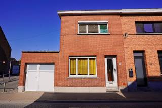 Te renoveren woning met potentieel, gelegen nabij het centrum van Bornem, op wandelafstand van alle faciliteiten zoals winkels, scholen en openbaar vervoer. Dankzij de centrale ligging en goede bereikbaarheid vormt deze woning een interessante opportuniteit voor wie op zoek is naar een project met toekomstwaarde. De woning biedt de mogelijkheid om volledig naar eigen smaak te moderniseren en energiezuinig te maken. De indeling omvat een inkomhal, keuken, leefruimte, apart toilet, twee slaapkamers, badkamer en kelder die voor extra opslagruimte zorgt. Via een servitutedeweg is er achteraan nog een mooie ruimte waar je kunt genieten in alle rust. <br />referentie: 5706