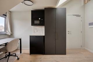 <span><strong>**Vraag uw brochure op/bezoek aan!**</strong></span><br /><br /><span>Residentie The Hills is een opbrengstpand dat voor zowel studerende jongeren in de Leuvense stadskern als in Heverlee en Brussel een goede locatie biedt. Je bent op wandel/ fiets afstand van de Leuvense Stadskern, het Sportkot, de KULeuven campussen in de binnen en buitenstad alsook het station van Leuven en Heverlee. Deze residentie is gelegen op de </span><strong>Naamsesteenweg</strong><span>. Niet alleen zijn strategische ligging is een troef maar ook de residentie zelf zal puur genieten zijn. Via de Hertogstraat bent u op enkele minuten op de </span><strong>Arenberg faculteiten</strong><span> als op de </span><strong>UCLL-campussen</strong><span>.</span><br /><br /><span>Deze residentie is een </span><strong>vernieuwbouwproject</strong><span>. De renovatie werd uitgevoerd met oog voor detail, kwaliteitsvolle materiaalkeuze en afwerking. Daarnaast voldoet het gebouw aan de strenge energiezuinigheidsnorm van 2025. Deze knusse residentie bestaat uit </span><strong>5 kamers eigen sanitair en 1 studio met privé tuin</strong><span>. Bijkomend heeft dit pand een gemeenschappelijke keuken. Kortom, deze residentie heeft het allemaal.</span><br /><br /><span><strong>Interesse? Vraag je brochure op en plan uw bezoek in met onze Expert Investeringsvastgoed: jack@connect-immo.be of 0495 53 46 49</strong></span><br /><br /><span>EPB startverklaring</span><br /><span>wche, gdv, gvkr, gvv</span>