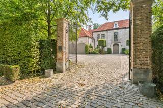 GELIJKVLOERSInkomhal 23m² op natuursteen voorzien van gastentoilet met handenwasser en ingebouwde vestiaire kast.Via een smeedijzeren deur krijgt u...
