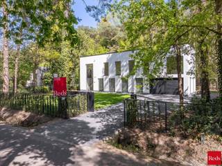 <p>Een villa die fluistert met het bos — overal waar u kijkt, de natuur.</p>
<p>In het hart van het gegeerde Koningshof in Schoten, discreet gelegen in een doodlopende straat, bevindt zich deze uitzonderlijke villa. Een plek waar stilte, privacy en natuur de hoofdrol spelen, op wandelafstand van het centrum, scholen en sportvoorzieningen. Hier woont u omringd door groen, zonder in te boeten aan bereikbaarheid.<br />De woning is volledig georiënteerd naar de tuin en het fenomenale uitzicht op het omliggende groen. Vanuit elke kamer kijkt u op een tapijt van dennenbomen. Het gevoel om in de natuur te wonen is hier geen belofte — het is uw dagelijkse realiteit. Rust, privacy en ruimte vloeien hier naadloos samen.</p>
<p><strong>Gelijkvloers- elegantie en leefkwaliteit in harmonie<br /></strong>Bij het betreden van de villa wordt u verwelkomd in een indrukwekkende inkomhal met hoge plafonds, ingebouwde vestiairekasten en gastentoilet — een eerste indruk die onmiddellijk de toon zet.<br />De leefruimte ademt warmte en verfijning, met een sfeervolle zithoek voorzien van gashaard, een stijlvolle bar en maatwerkkasten die perfect opgaan in het geheel. Grote raampartijen met adembenemend uitzicht op de bos, verbinden interieur en natuur naadloos met elkaar en geven rechtstreeks toegang tot het terras en de tuin.<br />De keuken vormt het absolute hart van de woning en is uitgevoerd met hoogwaardige materialen en de meest moderne, geïntegreerde toestellen. Aansluitend bevindt zich een elegante eetruimte weeral met panoramisch zicht op het groen.<br />Op subtiele wijze werd in de leefruimte een bureauruimte met ingemaakte kasten geïntegreerd, ideaal voor thuiswerk. Daarnaast is er een polyvalente ruimte die kan worden ingericht als speelkamer of extra kantoor.<br />Het zonovergoten terras sluit harmonieus aan op de leefruimtes en vormt een natuurlijke overgang naar de tuin — de perfecte plek om in alle rust te genieten van de natuur. Verder beschikt de woning over een dubbele garage en een kelder met kruipruimte onder het volledige gebouw.</p>
<p><strong>Eerste verdieping – een private suite op uitzonderlijk niveau<br /></strong>Via de elegante trap bereikt u de eerste verdieping, waar een overloop in visgraatparket toegang geeft tot vier slaapkamers.<br />De master suite van liefst ca. 100 m² vormt een private wereld op zich. Een royale slaapkamer vloeit over in een op maat gemaakte dressing en leidt naar een luxueuze badkamer van uitzonderlijk niveau, uitgerust met vrijstaand ligbad, dubbele regendouche en hoogwaardig kraanwerk. Het panoramische uitzicht op de omliggende dennenbossen maakt deze ruimte werkelijk uniek.<br />De drie overige slaapkamers (ca. 22 m², 18 m² en 15 m²) zijn eveneens afgewerkt met maatwerkkasten en genieten allen van een prachtig zicht op het groen.<br />Ook de kinderen beschikken over een stijlvolle badkamer met inloopdouche, dubbele lavabo en toilet. Bovendien bestaat de mogelijkheid om een derde badkamer te creëren.<br /><br /><strong>TECHNOLOGIE & DUURZAAMHEID <br /></strong>Het geheel is afgewerkt met de <strong>finest materialen</strong> en uitgerust met de <strong>meest geavanceerde technieken:</strong> zonnepanelen met thuisbatterij, geothermische warmtepomp, ventilatiesysteem type D, vloerverwarming (verwarmen én koelen), domotica, alarmsysteem en camerabewaking. Kortom — een uiterst energiezuinige en toekomstgerichte thuisbasis met EPC-label A+.</p>
<p>Deze villa is geen gewone woning, maar een totaalbeleving waar privacy, ruimte en luxe harmonieus samenkomen in een uitzonderlijk groene en discrete setting.<br /><br />Voor meer informatie of een bezichtiging van deze uitzonderlijk villa neem gerust contact met Stephanie of Sigalit via stephanie@reds.be of sigalit@reds.be.</p>
<p><br /><br /></p>