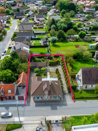 Exclusief te koop in Langemark. Een alleenstaande villa (bj. 2000) gebouwd met zeer kwaliteitsvolle materialen. Deze instapklare woning beschikt over uitgestrekte leefruimtes, een prachtige aangebouwde veranda, een zuidwest gerichte tuin, 3 ruime slaapkamers (waarvan 1 gelijkvloers + badkamer) én een multifunctioneel bijgebouw van 40 m² bestaande uit een garage en extra berging. Zéér rustig gelegen met uitstekende bereikbaarheid. <br /><br />INDELING: <br />Gelijkvloers: Inkomhal met maatkasten en apart toilet - Ruime en lichtrijke woonkamer - Toegang tot de riante veranda met zicht op de tuin - Leefkeuken voorzien van alle nodige comfort - Badkamer met dubbele lavabo, bad en douche - Master Bedroom - Grote wasruimte en aparte berging. <br /><br />Verdiep +1: Riante nachthal - Slaapkamer 2 - Slaapkamer 3. <br /><br />Buiten: 2 oprijlanen met sectionale poort - Aangelegde Zuidwest georiënteerde tuin - Bijgebouw 40m² met garage en berging. <br /><br />ALGEMEEN: <br />- Rustige locatie in Langemark <br />- Perceel van meer dan 1.000m² <br />- Zuidwest oriëntatie <br />- Centrale verwarming op aardgas (condensatieketel) <br />- Blanco elektrische keuring (gekeurd 2026) <br />- Gunstig EPC B-Label <br />- Zéér kwaliteitsvolle woning en kloeke bouw <br />- Zonnepanelen aanwezig (4.485 wp) <br />- Asbestveilige woning!<br /><br />Contacteer Maxime op 0493 25 32 64 of via maxime.delbaere@dewaele.com <br /><br /><br />De eigendom wordt aangeboden via de Pre-sale formule. Van 07/10/2026 om 14:00 tot 10/10/2026 om 12:00 kan u de woning op afspraak komen bezichtigen en een bod uitbrengen. De vermelde prijs is een instelprijs. Voor meer info, gelieve contact op te nemen met de dossierverantwoordelijke.<br /><br />Bestuursmaatregelen in het maatregelenregister: nee<br /><br />Deze AI-visualisaties zijn bedoeld als inspiratie. Er werd geen rekening gehouden met technische specificaties, stedenbouwkundige voorschriften of de concrete mogelijkheden tot realisatie.