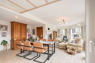 Uitstekend gelegen hoekappartement met twee slaapkamers, centraal in het gezellige Wenduine, op de hoek van de Graaf Jansdijk en de Floorhelling. Dankzij deze toplocatie bevinden winkels, openbaar vervoer, het strand en de zeedijk zich op wandelafstand.<br /><br />Indeling als volgt: inkomhal, woonkamer met open en geïnstalleerde keuken, berging, 2 slaapkamers en badkamer met douche, ligbad, wastafel en toilet. Het zonnige, zuidgerichte terras biedt een aangenaam uitzicht. Zijdelings zeezicht vanuit de masterbedroom. Bovendien beschikt het appartement over een private kelderberging op niveau -1. De verwarming gebeurt via elektrische accumulatieverwarming. Appartement op heden verhuurd op jaarbasis.<br /><br />Voor meer informatie of een bezoek ter plaatse aarzel niet en bel Gaëlle op het nummer 0479 17 17 17.
