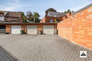 Bel-etage woning met terras en garage in het centrum van Lanklaar. De woning heeft een private inkomhal gelijkvloers, en is verder gelegen op...