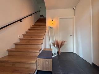 Op een vlot bereikbare locatie in Zwalm bevindt zich dit ruime en uitstekend onderhouden triplex appartement, waar u geniet van het comfort van een woning gecombineerd met de voordelen van een appartement. Dankzij de praktische indeling, de inpandige garage, het zonnige terras en de energiezuinige voorzieningen is dit een ideale woonst voor gezinnen of koppels die op zoek zijn naar ruimte en comfort.<br /><br />Het appartement start op het gelijkvloers, waar zich de inkomhal bevindt. Daarnaast beschikt u hier over een praktische berging en een inpandige garage, wat zorgt voor extra comfort en voldoende opslagmogelijkheden.<br /><br />Op de eerste verdieping bevindt zich de lichtrijke leefruimte met aansluitende keuken. Dankzij de grote raampartijen geniet u hier van een aangename lichtinval gedurende de hele dag. Vanuit de leefruimte heeft u rechtstreeks toegang tot het ruime zuidgerichte terras, waar u optimaal van de zon kan genieten. Bovendien werd het terras voorzien van een zonneluifel, zodat ook op warme dagen een aangename buitenruimte gegarandeerd blijft. Op deze verdieping bevinden zich eveneens een afzonderlijke berging en een gastentoilet.<br /><br />De tweede verdieping omvat drie volwaardige slaapkamers en een badkamer, waardoor het appartement perfect geschikt is voor gezinnen of thuiswerkers die nood hebben aan extra ruimte. Als bijkomende troef beschikt het appartement nog over een zolder, ideaal voor extra stockage.<br /><br />Ook op technisch vlak scoort deze eigendom uitstekend. Zo beschikt het appartement over een gunstig EPC-label A, zonnepanelen, een waterverzachter en automatische rolluiken, wat resulteert in een hoog wooncomfort en een energiezuinig verbruik.<br /><br />Het appartement is onmiddellijk beschikbaar. Heeft u interesse in dit ruime en energiezuinige triplex appartement in Zwalm? Dien dan eenvoudig uw bezoekaanvraag in via de website van Immo Francois. Wij nemen graag contact met u op om een bezoekmoment in te plannen.<br /><br />