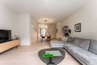 Op zoek naar een ruime en comfortabele woning aan de Belgische kust? Dit prachtige duplex appartement, gelegen in de Troonstraat te Mariakerke/Oostende, combineert moderne luxe met een toplocatie. Met het strand, de zee, supermarkten en openbaar vervoer op wandelafstand, geniet u hier van een ideale mix van rust en toegankelijkheid.<br /><br />Indeling en kenmerken<br /><br />Gelijkvloers:<br /><br />Bij binnenkomst wordt u verwelkomd in een ruime inkomhal met een apart gastentoilet. De lichtrijke leefruimte biedt een gezellige sfeer en sluit naadloos aan op de volledig ingerichte open keuken, die voorzien is van alle moderne toestellen. Vanuit de leefruimte heeft u toegang tot het royale, zuidwestgerichte terras van 25 m², waar u heerlijk kunt ontspannen met zicht op de rustige binnentuin.<br /><br />Eerste verdieping:<br /><br />De nachthal leidt u naar drie ruime slaapkamers, waaronder de masterbedroom met een eigen dressing en badkamer, uitgerust met een douche en lavabomeubel. De tweede en derde slaapkamer zijn perfect geschikt voor kinderen, gasten of een thuisbureau. Daarnaast beschikt de verdieping over een tweede badkamer met een ligbad en een dubbel lavabomeubel, een apart toilet en een praktische berging met aansluiting voor een wasmachine.<br /><br />