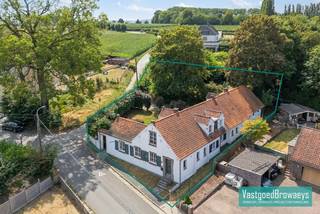 <p>Deze karaktervolle woning geniet van een gunstige ligging nabij diverse belangrijke verbindingswegen en biedt dankzij de ruime indeling en het mooie perceel heel wat mogelijkheden voor diverse doeleinden.<br /><br />Hier komt u volledig tot rust in een groene en rustige omgeving, waar privacy centraal staat dankzij de volledig afgesloten tuin. De woning beschikt over heel wat ruimte en biedt volop mogelijkheden om ze naar eigen smaak en wensen om te vormen tot een echte thuis.<br /><br />Hoewel de woning heel wat charme en potentieel bezit, dient ze op energetisch vlak gerenoveerd en verder verduurzaamd te worden. Een mooie opportuniteit voor wie op zoek is naar een karaktervolle woning en graag zelf een eigendom met veel potentieel en persoonlijkheid wil creëren.<br /><br />Eerste bezoekdag voorzien op zaterdag 22 augustus 2026. Contacteer ons vandaag nog voor een afspraak op het nummer 055/59 50 10 of email stefanie@vastgoedbrowaeys.be<br /><br /> </p>