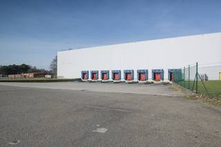 <p>Logistiek gebouw van 8.500m² waarin nog 3.164m² ruimte kan gehuurd worden. De hal is 11m hoog, voorzien van sprinkler installatie en 5 laadkades.</p>
<p>Mogelijkheid om:</p>
<ul>
<li>een kleinere oppervlakte te huren vanaf 996m².</li>
<li>Moderne kantoren bij te huren (118m²): huurprijs 640,00</li>
<li>buitenruimte bij te huren:
<ul>
<li>+/- 2.000m² waarvan 1.500m² verhard (€ 12,00/m²/jaar)</li>
<li>Onverharde buitenruimte: 500m² aan de voorzijde, 828m² aan de achterzijde en 1.495m² aan de zijkant van het perceel: € 6,00/m²/jaar</li>
</ul>
</li>
</ul>
<p>Het gebouw is gelegen in een zeer strategisch gelegen industriezone, op slechts enkele minuten afstand van de oprit N°29 van de E 314 (Brussel-Aken) en van de N75.</p>
<p>Ruime parking binnen de omheining.</p>
<p>Onmiddellijk beschikbaar.</p>
<p>Vaste kosten en voorheffing worden aangerekend in functie van de ingenomen m².</p>
<p>Bezichtigen na afspraak met ons kantoor.</p>