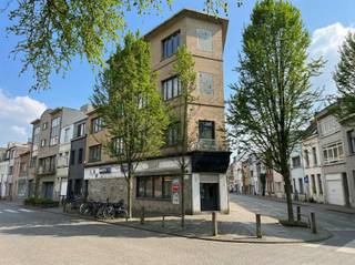 BeschrijvingUniek investeringspand in Antwerpen, gelegen op een sterke zichtlocatie: een hoekpand met twee adressen (Boomsesteenweg /...
