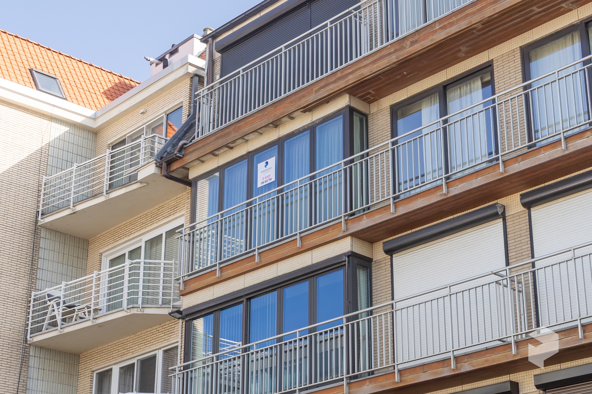 Goed gelegen ruim vernieuwd 2 slaapkamer appartement met terras en grote berging. - foto 3