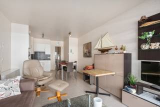 <p>Te koop: verzorgd appartement in het centrum van Westende, op korte afstand van winkels en het strand.</p>
<p> </p>
<p>In het hartje van Westende-bad bevindt zich dit comfortabel, instapklaar 1-slaapkamerappartement. Dankzij de centrale ligging vlakbij de vernieuwde zeedijk van Westende-bad en de prachtige duinen is dit dé gedroomde vakantiebestemming.</p>
<p> </p>
<p>Dit appartement, gebouwd in 2004, biedt een praktische indeling en een centrale ligging. Ideaal voor wie comfortabel wil wonen met alle voorzieningen binnen handbereik. De woning beschikt over een gezellige woonkamer, een functionele keuken en 2 terrassen, waarvan 1 zongericht. Dankzij de aanwezigheid van een kelder en berging is er voldoende opbergruimte voor allerhande spullen, van huishoudtoestellen tot strandgerief. Bovendien is er de optie tot de aankoop van een extra parkeerplaats, wat in het centrum een echte troef is..</p>
<p>Dankzij de aanwezigheid van een volwaardige slaapkamer en een zetelbed in de living, is dit hét perfecte appartement voor zowel hoofdverblijf als tweedeverblijf. Ook investeerders vinden hier hun gading.</p>
<p> </p>
<p> </p>
<p> </p>
<p>Belangrijkste ruimtes:</p>
<p>• Woonkamer met aangename lichtinval + zetelbed</p>
<p>• Functionele keuken</p>
<p>• 1 slaapkamer</p>
<p>• Badkamer met douche</p>
<p>• Berging</p>
<p>• Kelder</p>
<p>• 2 terrassen</p>
<p>• Optie tot aankoop staanplaats in de residentie</p>
<p> </p>
<p>Troeven:</p>
<p>• Centrale ligging in het hart van Westende</p>
<p>• Optie tot aankoop parkeerplaats in de residentie</p>
<p>• Extra opbergruimte dankzij kelder en berging</p>
<p> </p>
<p>Neem vandaag nog contact op met je ERA-makelaar voor een bezoek.</p>
<p> </p>
<p>JOUW DROOMAPPARTEMENT. ZO GEVONDEN!</p>