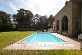 <p><span>Waar absolute rust, discretie en verfijning samenkomen, bevindt zich deze uitzonderlijke villa. Achteraan op het perceel ingeplant en omgeven door groen, biedt deze eigendom een zeldzame woonbeleving met maximale privacy en een uitgesproken gevoel van exclusiviteit.</span></p>
<p><span>De villa werd doorheen de jaren doordacht geoptimaliseerd met oog voor comfort en duurzaamheid. Recente investeringen zoals zonnepanelen, een vernieuwde gas cv-installatie en airconditioning tillen het woonniveau naar een future proof standaard.</span></p>
<p><span>De leefruimte ademt licht en ruimte uit dankzij een dubbel hoge plafondhoogte. Het binnen-buitengevoel wordt versterkt door grote glaspartijen naar de tuin en het zwembad toe.</span></p>
<p><span>De keuken is voorzien van alle gebruiksgemakken en vormt het hart van de woning met een eet- en kookeiland. Hier wordt koken echt plezant!</span></p>
<p><span>Binnenin ontvouwt zich een royale en harmonieuze indeling met vijf volwaardige slaapkamers en drie badkamers. Twee badkamers ondergingen in 2019 een stijlvolle totaalrenovatie, uitgevoerd met hoogwaardige materialen en een tijdloze esthetiek. De bovenste verdieping biedt een polyvalente invulling en leent zich perfect als guest quarters, privéverblijf voor inwonende hulp of exclusieve leisure space.</span></p>
<p><span>Het exterieur vormt een volwaardig verlengstuk van de woning. Het zwembad, gerenoveerd in 2020 door LPW Pools, creëert een uitgesproken vakantiegevoel in eigen tuin. Het verwarmde bijgebouw, vernieuwd in 2024, is uitermate geschikt als poolhouse, high-end home office of ontspanningsruimte.</span></p>
<p><span>De garage met autolift, gerenoveerd in 2023, biedt plaats aan drie wagens, aangevuld met een royale oprit voor meerdere voertuigen.</span></p>
<p><span>Een eigendom waar luxe, rust en tijdloze kwaliteit elkaar versterken.</span></p>
<p><span>Contacteer LISTED vandaag: +32 3 283 51 51.</span></p>