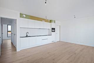 <strong>Laatste afgewerkte units beschikbaar – 6% btw mogelijk (onder voorwaarden).</strong><br /><br />Dit verzorgd afgewerkte appartement van <strong>81 m²</strong> met <strong>een overdekt terras van 16,3 m²</strong> bevindt zich in <strong>De Lesselier</strong>, een hedendaags woonproject binnen het Academisch Kwartier in het centrum van Lier.<br /><br />De ligging in een groene en autoluwe omgeving combineert rust met een uitstekende bereikbaarheid van winkels, horeca en het stadscentrum.<br /><br />De lichtrijke leefruimte sluit naadloos aan op de open keuken en geeft rechtstreeks uit op het ruime terras, een volwaardige buitenruimte die het wooncomfort versterkt.<br />Het appartement beschikt over twee volwaardige slaapkamers, ideaal voor een koppel, een klein gezin of een thuiskantoor.<br />Verder omvat de indeling een kwalitatief ingerichte badkamer, een apart toilet en een praktische berging, wat zorgt voor een efficiënte en functionele woonorganisatie.<br /><br />De Lesselier verenigt hedendaagse architectuur met het karakter van een historische site en staat garant voor duurzaam, discreet en kwalitatief wonen in een levendige stadsomgeving waar alles binnen handbereik ligt.<br /><br /><strong>Interesse?</strong><br />Ontdek <strong>De Lesselier</strong> en contacteer ons via <strong>03 337 50 70</strong> of mail naar <strong>info@vbvastgoed.be</strong>.