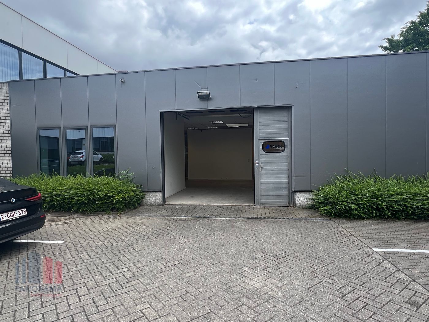 244 m² kwalitatief kantoor met 241 m² opslag in de zone Gosset - foto 4