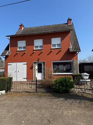 <p><span>TE KOOP - WECHELDERZANDE : mooi perceel van 859m²</span></p><p><span>Deze goed onderhouden, maar te renoveren woning is gelegen aan de Lindenlaan, zijstraat van de Gebroeders de Winterstraat in Wechelderzande.</span></p><p><span>We komen de woning binnen via de inkomhal. Hiernaast vinden we de ruime woonkamer terug. Verder komen we in de keuken, voorzien van een eetplaats.  Naast de keuken is een bergingsruimte voorzien met apart toilet en douche + lavabo. De berging geeft toegang tot een extra bergruimte met voorzieningen voor wasmachine/droogkast... Ook de toegang tot de voorraadkelder is hier voorzien.  Aansluitend aan de keuken is er een veranda die zicht geeft op de tuin.</span></p><p><span>Via de trap komen we in de nachthal. Deze geeft toegang tot de 4 ruime slaapkamers en de badkamer.  Hier is ook een zolderluik voorzien.</span></p><p><span>In de tuin van de woning vinden we 2 grote garages / werkplaatsen. De woning is ook zowel langs links als langs rechts voorzien van een oprit.  Achter de garages is er nog een ruime graspartij.</span></p><p><span>Deze woning werd zeer goed onderhouden en bestaat uit een stevige structuur.</span></p><p><span>Ben jij op zoek naar een renovatieproject met 4 slaapkamers en een ruime tuin, rustig gelegen doch heel dicht bij de verbindingswegen, dan is deze woning perfect voor jou.</span></p><p><span>Geïnteresseerd? Plan zo snel mogelijk een bezoek in en we leiden jou met veel plezier rond.</span></p>