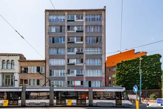 <h2><span>Te renoveren ruim 2-slaapkamerappartement met zonnig terras op toplocatie in Borgerhout!<br /><br /></span></h2><p><span>Bent u op zoek naar een appartement dat u volledig naar eigen smaak kunt renoveren? Dan is dit ruime 2-slaapkamerappartement op de eerste verdieping van een verzorgd gebouw met lift zeker een bezoek waard.</span></p><p><span>Dankzij de centrale ligging bevindt u zich op korte afstand van het centrum van Antwerpen, winkels, scholen, openbaar vervoer en de belangrijkste invalswegen, waardoor u geniet van een uitstekende bereikbaarheid.</span></p><p><span>De ruime en lichtrijke leefruimte aan de voorzijde sluit aan op de keuken. Aansluitend bevindt zich een praktische berging, ideaal als extra opbergruimte.</span></p><p><span>Het appartement beschikt over twee volwaardige ruime slaapkamers, waarvan één met rechtstreekse toegang tot het ruime, zuidwest georiënteerde terras.</span></p><p><span>De badkamer is uitgerust met een inloopdouche en een enkele wastafel. Daarnaast is er een apart gastentoilet.</span></p><p><span>Dit appartement vormt de ideale basis voor wie op zoek is naar een renovatieproject met tal van mogelijkheden op een uitstekende locatie.</span></p><p><span> </span></p><h3><span>Bijzonderheden:</span></h3><ul><li><span>Ruime en lichtrijke leefruimte</span></li><li><span>Twee volwaardige slaapkamers</span></li><li><span>Zuidwest georiënteerd terras</span></li><li><span>Verzorgd gebouw met lift</span></li><li><span>Privatieve kelderberging</span></li><li><span>Centrale ligging nabij Antwerpen, winkels, openbaar vervoer en belangrijke invalswegen</span></li><li><span>Ideaal renovatieproject met veel potentieel</span></li></ul><p><span> </span></p><p><span>Interesse in dit appartement met tal van mogelijkheden? Neem vandaag nog contact met ons op voor meer informatie of om een bezoek ter plaatse in te plannen.</span></p><p><span> </span></p><p><span> </span></p><p><span> </span></p><p><span> </span></p>