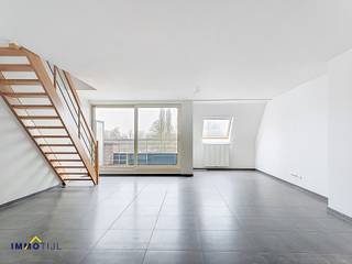 <p><strong>Modern duplexappartement op topligging.<br /><br />Inschrijven voor een afspraak is enkel mogelijk bij de advertentie van het pand op onze website www.immotijl.be. </strong><br /><br />Dit <strong>stijlvol duplexappartement </strong>combineer <strong>comfort, luxe en een uitstekende ligging</strong>. <br />Gelegen op wandelafstand van het <strong>station</strong> van Denderleeuw, geniet u bovendien van een <strong>groene omgeving</strong> dankzij het naastliggende <strong>kasteelpark</strong>. <br /><br />Het appartement bevindt zich op de derde verdieping van het gebouw, in het gebouw is een lift aanwezig. <br />De eerste verdieping van het appartement bevat de inkomhal met apart toilet, een <strong>eerste slaapkamer</strong>, een <strong>ruime en lichtrijke leefruimte </strong>met de <strong>open keuken</strong> en de bergruimte. <br />De bovenverdieping omvat nog <strong>twee volwaardige slaapkamers </strong>en de badkamer. <br />Vanuit de leefruimte heeft u toegang tot het <strong>zonnige terras </strong>aan de voorzijde van het appartement. <br /><br />Bij het appartement is er een <strong>ondergrondse autostaanplaats</strong> inbegrepen in de huurprijs.<br /><br />Huurprijs: 1150 euro + 50 euro gemeenschappelijke kosten.</p>