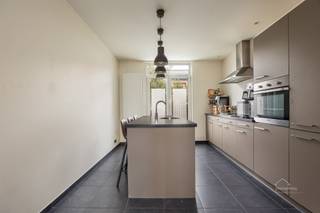 <p><b>Welcome to this beautiful property in Antwerp</b> - a modern family home with 195m² living space that offers everything you are looking for. This property features 3 spacious bedrooms and 1 bathroom, ideal for families who appreciate quality and comfort.</p><p><b>The kitchen is the heart of this home</b> - a completely updated, open kitchen with custom cabinets in gray tones, black granite countertops and all modern appliances. The island in the middle creates a cozy spot for family and friends. Large windows offer plenty of natural light and access to the garden, perfect for an open lifestyle.</p><p><b>Practical layout and generous spaces:</b> The home features a thoughtful floor plan with a dining area next to the kitchen and connection to several living areas. Black tile flooring creates a modern, elegant look throughout the home.</p><p><b>Character details:</b> A striking purple wall tile with graphic pattern adds personality to one of the living areas, while wood cabinets with glass doors provide storage and ambiance. This combines modern functionality with stylish design.</p><p><b>Versatile use:</b> The home offers flexibility with options for a hobby room or office. Large sliding glass doors maximize light and create seamless connections between living spaces.</p><p>This is a unique opportunity for families seeking a modern, well-maintained home in Antwerp, with attention to detail and comfort.</p>