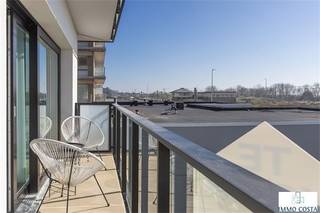 Instapklaar, gerenoveerd en gemeubeld appartement met zijdelings zeezicht en open zicht op beschermd duinengebied. Indeling : inkomhal, apart...