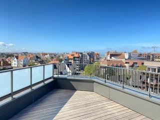 Via de Kursaallaan wandelt u dit modern nieuwbouwproject binnen, gelegen in de winkelstraat van Koksijde.Penthouse uitgevend op zowel de Zeelaan, als...