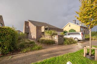 <p>Deze woning op zuidwest gericht perceel van 600m² is bijzonder rustig gelegen én biedt u tevens een vlotte verbinding via E40 en E403. Daarnaast is ook de Brugse binnenstad en het station op fietsafstand/makkelijk te bereiken per bus. <br />De GELIJKVLOERSE SLAAPKAMERS EN BADKAMER zorgen er bovendien voor dat volledig gelijkvloers woning/kangoeroewonen in deze woning mogelijk is.</p>
<p>De woning is ingedeeld in:<br />Gelijkvloers: Royale inkom, uitgeruste keuken, living met zithoek (houtcassette) en eetplaats, hal, gelijkvloerse badkamer met douche, ligbad en lavabomeubel, 2 gelijkvloerse slaapkamers en garage. <br />Eerste verdieping: nachthal, 3 ruime slaapkamers waarvan 1 met dressing en badkamer met douche. <br />Zolder: bergzolder.</p>
<p>Buiten: oprit voor 2 wagens, aangelegde voor- en zijtuin (volledig afgesloten van de straat) en zongerichte achtertuin met terras en vijver.</p>
<p>Binnenkort uw intrek nemen in deze ruime (295m²) woning op rustige én centrale locatie?</p>
<p>Contacteer Bonne Vastgoed 7 op 7 via info@bonnevastgoed.be en 050/73.73.73</p>
<p></p>