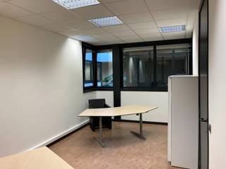 Instapklare gemeubileerde kantoorruimte van 20m2 te huur met gunstige ligging op de voormalige Sleurs site te Balen (verbindingsweg Balen - Leopoldsburg N18). Dit kantorencomplex bevat 17 kantoren met oppervlaktes vanaf 14m2 t.e.m. 318m2 die reeds gemeubileerd zijn. Het complex heeft als troef dat er voldoende parkeergelegenheid en een lift aanwezig is! Elke verdieping is voorzien van sanitaire voorzieningen en een keuken.<br /><br />BIJZONDERHEDEN:<br />- huurprijzen excl. BTW en incl. verbruiksforfait. <br />- voldoende parkeergelegenheid<br />- instapklaar, sommige kantoren reeds gemeubileerd!