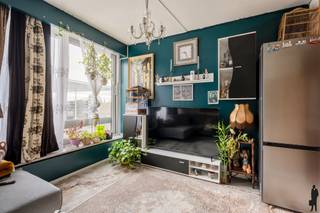 <p>Op een absolute toplocatie in het bruisend culturele hart van Antwerpen bevindt zich deze charmante studio van ca. 45 m², met het Theaterplein en de Vogelenmarkt letterlijk om de hoek. Een ideale opportuniteit voor wie op zoek is naar een slimme investering of een compacte stadswoning op een uitzonderlijke locatie.<br /><br />De studio bevindt zich op de vijfde verdieping en geniet van een aangenaam open zicht op over het Theaterplein.<br />Dankzij de renovatie in 2020 verkeert het appartement in verzorgde staat.<br />Om het ruimtegevoel maximaal te behouden, werd de keuken praktisch en discreet geïntegreerd.<br />De badkamer is uitgerust met een douche, enkele wastafel en toilet.<br /><br />Momenteel is de studio verhuurd aan een aantrekkelijk rendement van ca. 4,4%.</p>