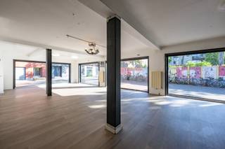 <p>Gelegen in het centrum van Kontich, aan de rand van een ruime openbare parking en op wandelafstand van scholen, winkels en openbaar vervoer, bevindt zich dit veelzijdige handelspand met duplex appartement. Dankzij de vlotte verbinding naar Antwerpen en Brussel is dit een uiterst strategische locatie voor zowel zelfstandigen als investeerders.<br /><br /></p>
<p><strong>GELIJKVLOERS</strong><br />Ruime handelsruimte met berging (150m²) en toilet<br />Garage (15m²)<br />Aparte inkomhal die toegang geeft tot het privatieve woongedeelte<br /><br /><strong>VERDIEPING 1</strong><br />Ruime leefruimte (47m²) met eetplaats, salon en keuken <br />Directe toegang tot zonnig terras<br />Wasplaats en apart toilet<br /><br /><strong>VERDIEPING 2</strong><br />3 slaapkamers op laminaat<br />Badkamer met douche, lavabo met meubel en toilet<br />Bergzolder met extra mogelijkheden<br /><br /></p>
<p><strong>POSITIEVE ASPECTEN</strong><br />Centrale en goed bereikbare ligging<br />Ruime en polyvalente handelsruimte<br />Ideale combinatie van wonen en werken<br />Lichtrijke leefruimte met zonnig terras<br />Drie volwaardige slaapkamers<br />Gunstig EPC – geen renovatieverplichting</p>