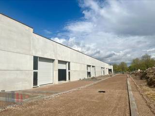 Nieuwbouw KMO-unit met een oppervlakte van 210 m² en 2 privatieve parkeerplaatsen te koop in Hasselt. De casco unit (brandklasse C) is opgebouwd uit...