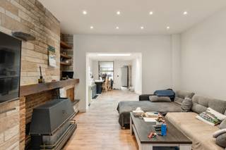 Ontdek deze charmante woning, ideaal gelegen aan de stadsrand en vlakbij het prachtige natuurgebied Honegem. Dankzij de vlotte verbinding met de autostrade én de nabijheid van openbaar vervoer, scholen en een supermarkt, geniet je hier van alle comfort en bereikbaarheid. Indeling:
Op het gelijkvloers kom je binnen via een inkomhal die leidt naar een gezellige leefruimte met open keuken – perfect voor wie houdt van openheid en licht. De veranda achteraan biedt een fijne overgang naar de compacte, onderhoudsvriendelijke tuin. Verder vind je op dit niveau ook een praktische badkamer.
Op de eerste verdieping bevinden zich twee volwaardige slaapkamers. De ingerichte zolderverdieping biedt een derde slaapkamer of polyvalente ruimte naar keuze.
Troeven:
• Makkelijke ligging vlakbij stad én natuur.
• Goede bereikbaarheid (autostrade, openbaar vervoer).
• Dichtbij scholen en winkels.
Deze woning is ideaal voor starters, jonge gezinnen of slimme investeerders. Plan vandaag nog je bezoek!
EPC LABEL C. ELEKTRICITEIT CONFORM.