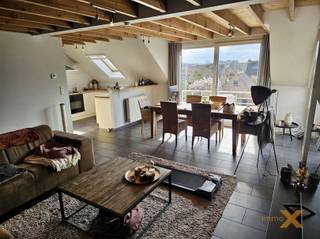 Ruim, duplexappartement met garage en autostaanplaats. Dit appartement in kleine residentie (3 appartementen) bestaat uit: inkomhal, ruime woonkamer/salon, open keuken, keukenberging, terras voorzijde, 2 slaapkamers, bureauruimte, dressing, 2 badkamers, 2 toiletten. Wasplaats/berging gelijkvloers. Garagebox en staanplaats achteraan inbegrepen. Cv op aardgas, dubbele beglazing. Geen maandelijkse gemeenschappelijke kosten! Beschikbaar vanaf 1 juni 2026. ABSOLUUT TOPAPPARTEMENT!! Bezoek enkel op afspraak met Immo-X via e-mail.