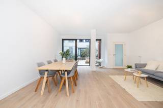 <span><strong>LAEKEN</strong></span> - APPARTEMENT DUPLEX avec 3 grandes chambres (12m² - 13m² - 18m²) et 2 salles de bain. Petite copropriété avec des appartements de 2 et 3 chambres. Appartement comprenant un hall d'entrée, un SALON de 39 m² donnant sur une TERRASSE spacieuse (9,7m²), une cuisine séparée, des toilettes invités et un premier espace de rangement. A l'étage se trouve les chambres, le 2ème débarras, les salles de bains et une petite terrasse. Super PEB A- avec utilisation partagée des PANNEAUX SOLAIRES et ISOLATION EXTRA HAUTE. Cave à acheter, parking en option. Vente soumise aux droits d'enregistrement (12,5%) sur la valeur du terrain et à la TVA (21%) sur la valeur de la construction. Visitez maintenant EXCLUSIF avec TREVI !
