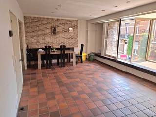 Groot appartement in Geel-centrum bestaande uit: inkomhal, grote woonkamer met veel licht, ingerichte keuken, wasplaats/berging, nachthal,...