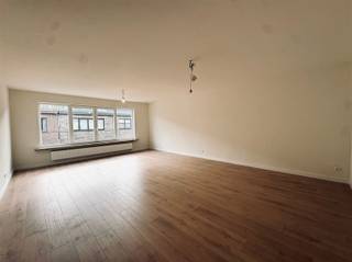Dit gerenoveerde appartement is gelegen op de eerste verdieping, nabij het centrum van Nieuwkerken-Waas. Er is een privatieve parkeerplaats...