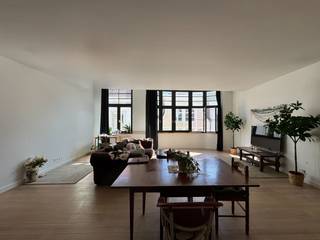 TE HUUR - GENT. Op een uiterst centrale ligging in Gent bevindt zich dit mooi afgewerkte appartement, waar licht, ruimte en comfort...