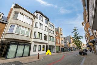 Ontdek dit mooi afgewerkte en stijlvolle appartement, gelegen in een kleinschalige residentie in het hart van De Panne, vlakbij de Markt en op wandelafstand van het strand.<br /><br />Bij het betreden van het appartement komt u in de inkomhal, die toegang biedt tot de lichtrijke leefruimte. Dankzij de grote raampartijen geniet u hier van een aangename natuurlijke lichtinval. De warme parketvloer zorgt voor een sfeervolle uitstraling en via de leefruimte bereikt u het balkon.<br /><br />De open keuken sluit naadloos aan op de leefruimte en is volledig uitgerust.<br /><br />Verder beschikt het appartement over twee volwaardige slaapkamers. De moderne badkamer is uitgerust met een inloopdouche en een lavabomeubel. Daarnaast is er een praktische berging met aansluiting voor een wasmachine. Eveneens een apart toilet.<br /><br />In de ondergrondse verdieping bevindt zich een privatieve kelderberging.<br /><br />Doordat de residentie niet over een lift beschikt, geniet u van lagere syndicuskosten.<br /><br />Dit appartement is de ideale vaste woonst of een zorgeloos tweede verblijf voor wie op zoek is naar wooncomfort en een topligging aan de Belgische kust.<br /><br /><strong>TROEVEN :</strong>
<ul>
	<li>Topligging in het centrum</li>
	<li>Twee volwaardige slaapkamers</li>
	<li>Kelderberging</li>
	<li>Elektriciteit conform</li>
</ul>