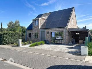 <p>Instapklare vrijstaande woning in een residentiele omgeving bestaande uit een inkomhal met afzonderlijk toilet en ingemaakte kast, ruime leefruimte met eet-en zithoek, volledig uitgeruste open keuken met kookeiland, praktische was/bergplaats, polyvalente ruimte en een aangelegde tuin met groot terras en tuinberging. Op het verdiep zijn 3 volwaardige slaapkamers waarvan 1 ingericht is als dressing, ingerichte badkamer (inloopdouche, ligbad, dubbele wastafel en toilet) en een trapluik naar de geïsoleerde bergzolder.</p>
<p></p>
<p>Extra troeven:</p>
<ul>
<li>Energiezuinig (Label-A)</li>
<li>Voorzien van 40 zonnepanelen</li>
<li>Thuisbatterij</li>
<li>Laadpaal</li>
<li>Regenwaterput van 10.000L</li>
<li>Ventilatiesysteem (D+)</li>
<li>Conforme keuring elektriciteit</li>
<li>Iedere slaapkamer is voorzien van maatwerk</li>
<li>Aangelegde voortuin met carport en oprit voor meerdere wagens</li>
<li>Rolluiken</li>
<li>Instapklaar en kwalitatief afgewerkt</li>
</ul>
<p></p>
<p>Deze woning is te koop ZONDER makelaar via het concept van Smart Houses! Wenst u verdere inlichtingen of bezoek? Contacteer rechtstreeks de eigenaar via +32477044531</p>