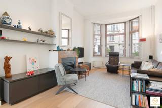 <p><span>Authentieke &amp; totaal gerenoveerde woning gelegen in één van de rustigste straten van de gegeerde Pulhofwijk daterend uit de jaren 30. Ca 250 m² groot met een prachtige lichtinval, hoge plafonds en originele elementen. Aangename leef-en eetruimte met OH cassette,  aansluitende open ingerichte keuken doorgevend op een zonnige stadstuin waar de stilte overheerst. De woning werd door de jaren heen prima onderhouden &amp; aangepast aan de huidige normen (nieuw dak + ramen, 28 zonnepanelen + 2 batterijen, nieuwe crépi + isoleren van de buitengevels + recente cv ketel). Dit maakt dat we een EPC met een B-score hebben + een conforme elektriciteitskeuring.  Verd1. beschikt over een riante hoofdslk op de volledige breedte en bevat een tweede slkm aan de achterzijde. Ruime badkamer met ligbad, wc en douche.  Verd2: drie extra slaapkamers op originele plankenvloer en een tweede doucheruimte. De kelder is eveneens bereikbaar via de straat wat handig is om er de fietsen op te bergen. In de nabijheid bevinden zich tal van scholen, winkels, verschillende campussen van de Universiteit Antwerpen, grote invalswegen. </span></p><p><span>Prima instapklare woning met een ziel, op topligging!</span></p>