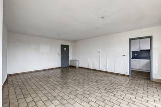 <p>Voor meer info of een bezoek, bel 053 59 49 32 - Op het dorp<strong> </strong>van Moorsel<strong> </strong>bevindt zich dit <strong>appartement met drie slaapkamers op de tweede verdieping. </strong>Bij het binnentreden van het appartement hebben we een ruime inkomhal, die toegang geeft tot de<strong> lichtrijke leefruimte</strong>. Vanuit deze leefruimte kunnen we <strong>een aangenaam terras betreden achteraan het gebouw</strong>, wat extra rust meebrengt. <strong>De keuken is volledig vernieuwd </strong>en geeft toegang tot een ruime berging. Verder zijn er <strong>drie slaapkamers</strong>. De <strong>badkamer </strong>is voorzien met een bad en een lavabo. Daarnaast beschikt het appartement over een apart toilet. Het dak van het appartementsgebouw werd eind 2025 volledig vernieuwd. Ook de dakramen is dit appartement zijn volledig nieuw. <strong>Achteraan het gebouw zijn staanplaatsen voorzien, die optioneel kunnen aangekocht worden voor 5000 euro. </strong>Tevens is er gemeenschappelijke kelder die kan gebruikt worden door alle eigenaren. Het pand is gelegen op een zéér goede locatie met een bushalte op de hoek, een grootwarenhuis en bakkerij op wandelafstand. <strong>EPC-label D (geen renovatieverplichting)</strong> - <strong>Asbestveilig </strong>- Gelegen te Moorsel (Aalst)</p>