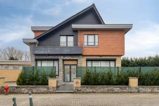 <p><span>Immo Pické vous propose cette maison entièrement rénovée située à Sint-Pieters-Leeuw, à proximité des commerces, des écoles, des transports en commun, des axes routiers et de toutes les commodités.</span></p>
<p></p>
<p><span>Au rez-de-chaussée, cette maison dispose d'un hall d'entrée spacieux, d'un salon spacieux et lumineux (35 m²), d'un deuxième espace de vie (35 m²), d'une salle à manger, d'une cuisine entièrement équipée, d'une grande buanderie, de toilettes et d'une première chambre.</span></p>
<p></p>
<p><span>Au premier étage, cette maison dispose d'un très grand hall de nuit qui donne accès à pas moins de 4 chambres supplémentaires (20 m², 14 m², 8,5 m² et 24 m²), dont une chambre principale avec salle de bains et dressing. On y trouve également une deuxième salle de bains avec douche et double lavabo. </span></p>
<p></p>
<p><span>Cette maison dispose également d'un grenier de rangement et d'une cave.</span></p>
<p></p>
<p><span>À l'arrière, cette maison dispose d'un joli jardin avec un atelier. Plusieurs places de parking sont également disponibles. </span></p>
<p></p>
<p><span>Cette maison a été entièrement rénovée en 2020 et bénéficie d'un score EPC favorable (C). De plus, l'installation électrique est conforme jusqu'en 2050. La maison est chauffée par une chaudière à condensation au gaz. </span></p>