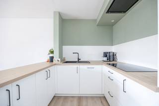 Dit ruime appartement op de eerste verdieping is centraal gelegen en bevindt zich op wandelafstand van winkels en voorzieningen. De lichte...