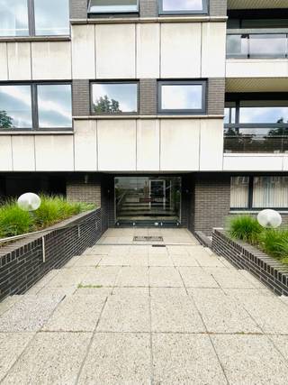 GELIEVE ENKEL TE REAGEREN VIA MAIL: saskia@immoteam.be<br />+++ Leo De Béthunelaan 70 bus 5 - Aalst+++ <br />Op zoek naar een <strong>ruim en centraal gelegen appartement</strong>? Dan is dit appartement in Residentie "Arinbald 70" precies wat u zoekt! Gelegen op de <strong>4e verdieping (lift aanwezig) </strong>geniet u van een <strong>uitstekende ligging</strong> op korte afstand van het <strong>centrum van Aalst,</strong> winkels, <strong>openbaar vervoer en de E40. </strong><br /><strong>De indeling is als volgt:</strong><br />- Ruime inkomhal<br />- Apart gastentoilet<br />- Lichtrijke woonkamer<br />- <strong>Volledig uitgeruste keuken </strong>met vaatwasser, koelkast, elektrische kookplaat en oven<br />- Badkamer met douche en lavabo<br />- 2 Ruime slaapkamers<br />- <strong>2 Praktische bergingen</strong><br />- <strong> Terras</strong> aan de achterzijde van het gebouw<br />Gemeenschappelijke lasten: 70€/maand<br />Voorschot water en gas: 100€/maand<br /><strong>MOGELIJKHEID TOT HET HUREN VAN EEN GARAGE: 85€/maand</strong><br />VRIJ VANAF 1 SEPTEMBER 2026<br />Voor een inlichting of bezoek: saskia@immoteam.be