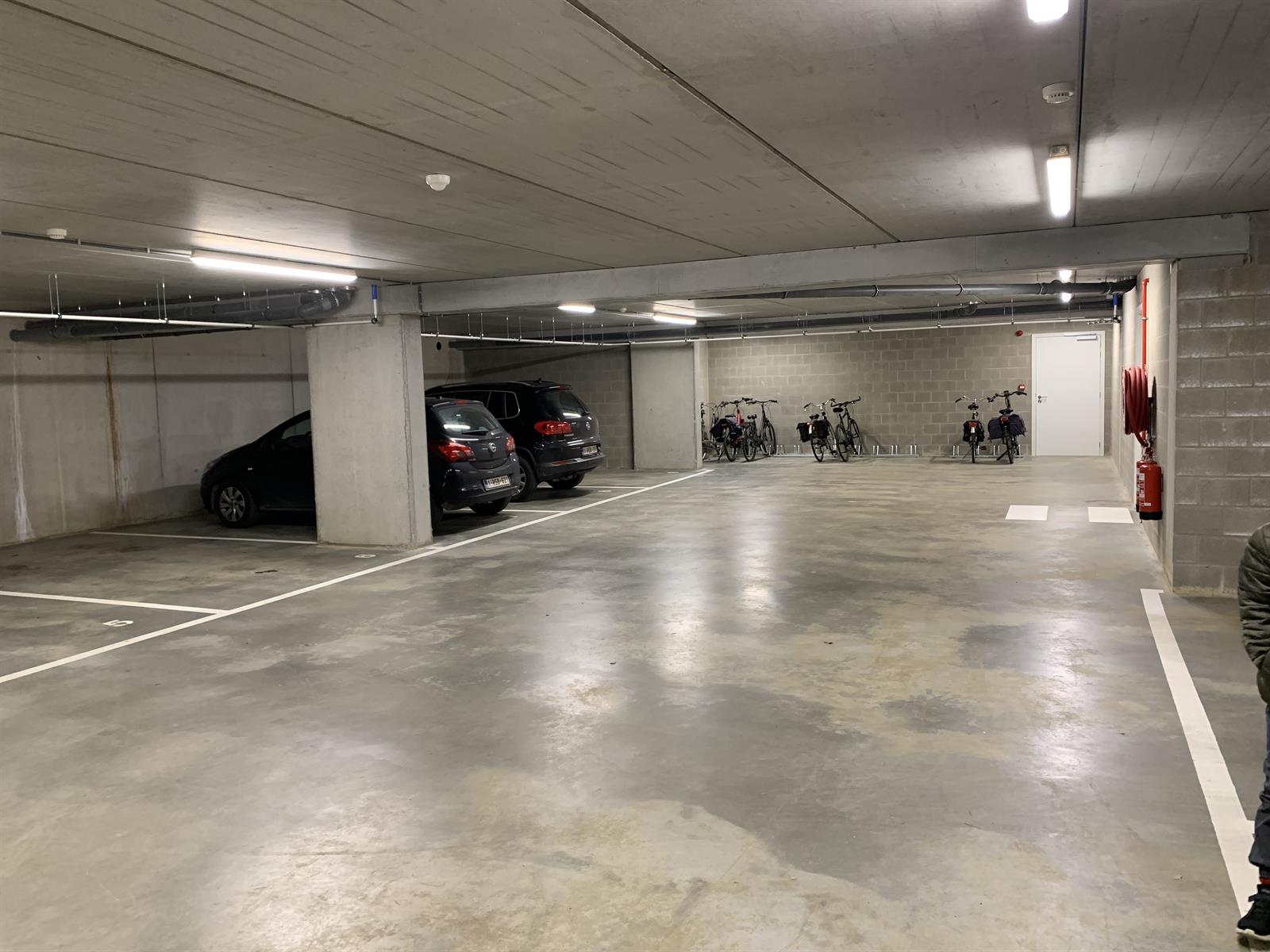 Parkeerplaats gelegen nabij het centrum van Olmen. - foto 4